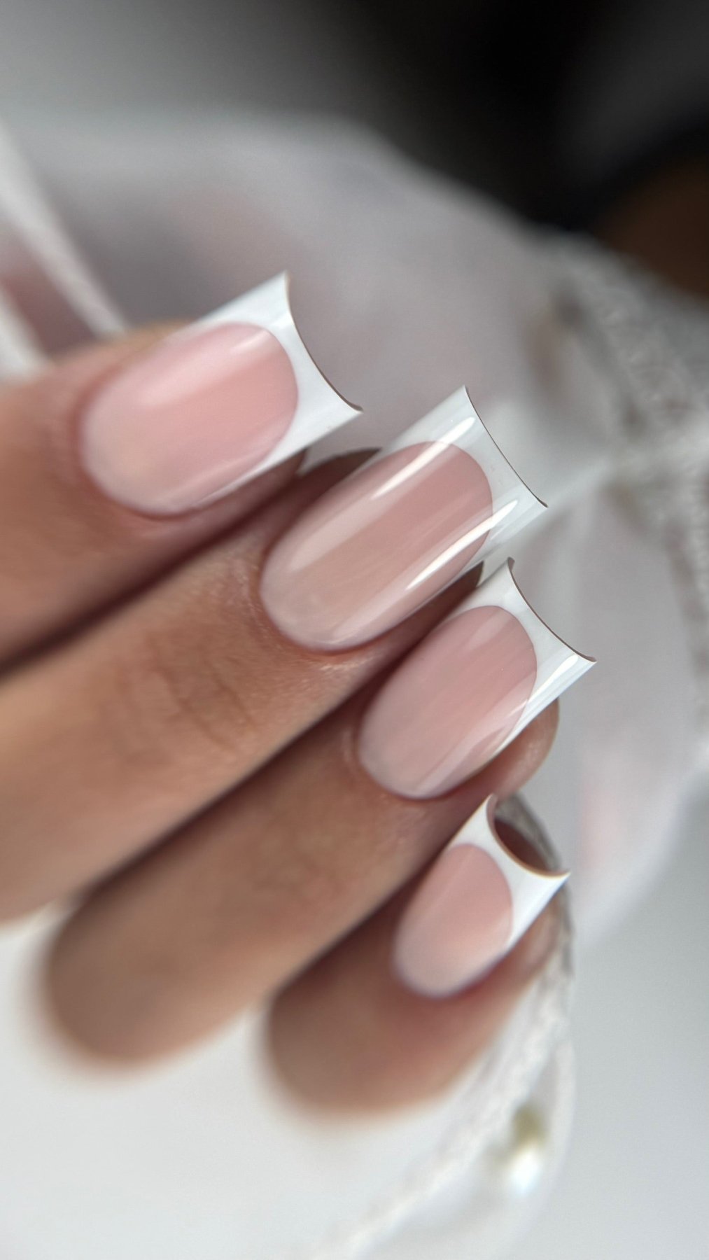 French blanche au gel Easy gel Nude sur ongles carrés longs, base rose nude