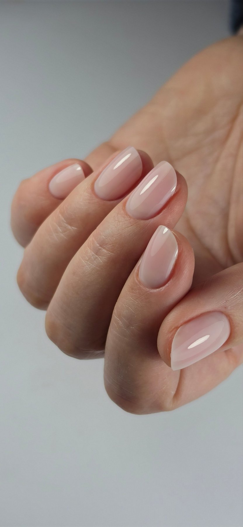 Gainage au gel Easy gel Bloom sur ongles courts carrés arrondis, rose nude transparent