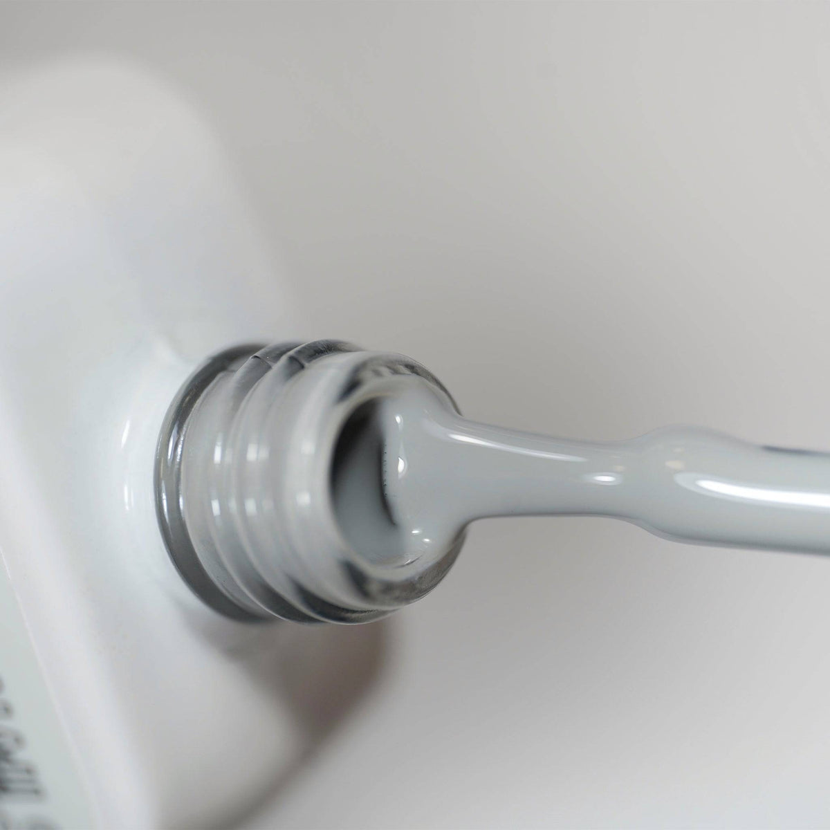Pinceau et goulot du Gel Polish 1996, texture gris perle crémeuse