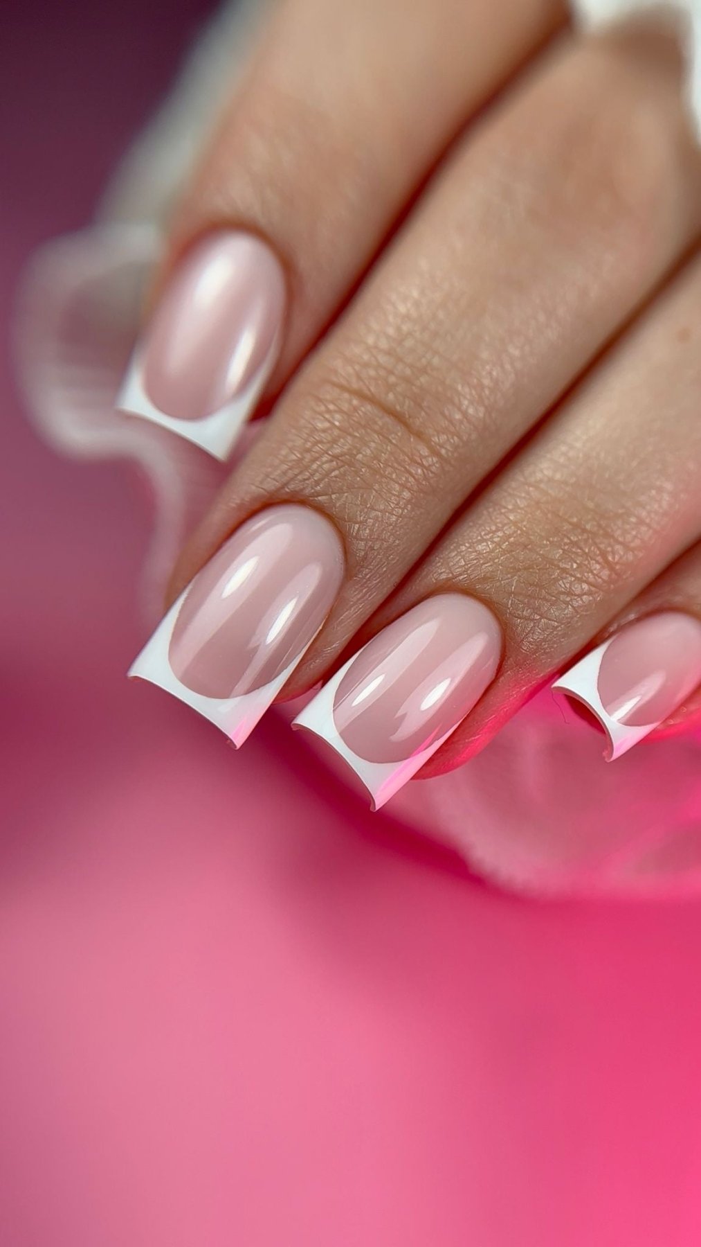 French blanche sur ongles carrés longs nappée du Top coat Second Skin 02, fond fuchsia