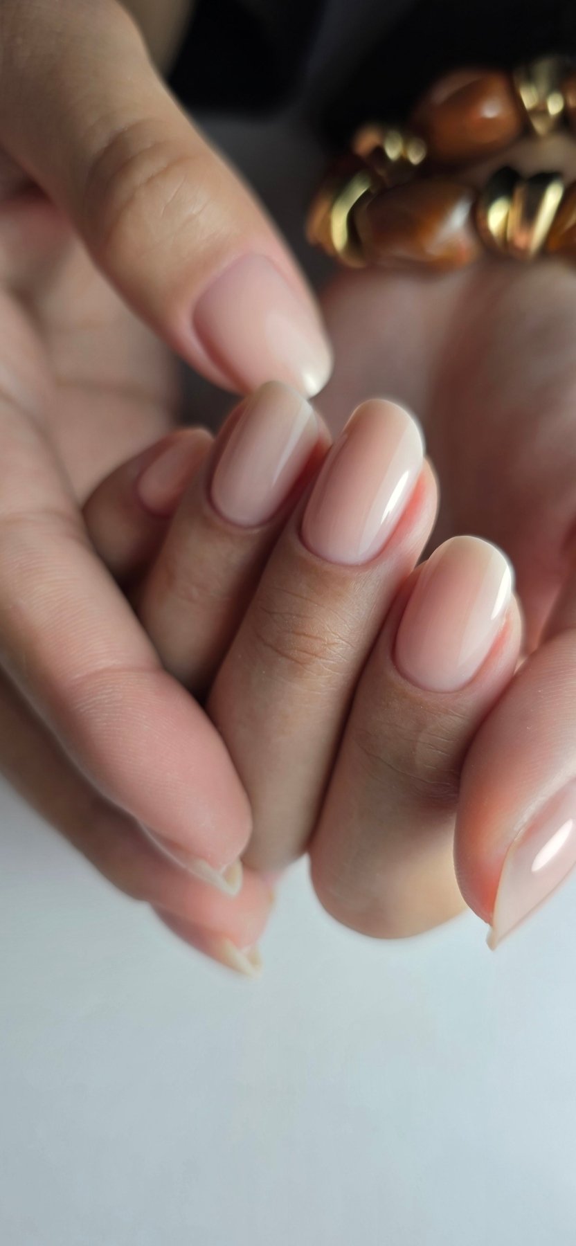 Ongles carrés courts au gel Solid fiber Latte rose, rendu nude rosé lumineux vu de face