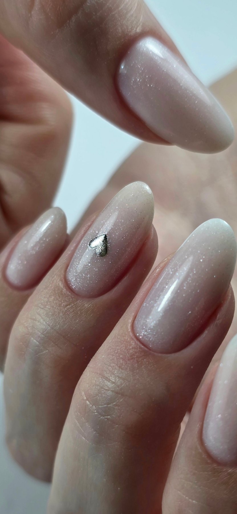 Ongles amande au gel Solid fiber baby shine, rose nacré pailleté avec un cœur argenté