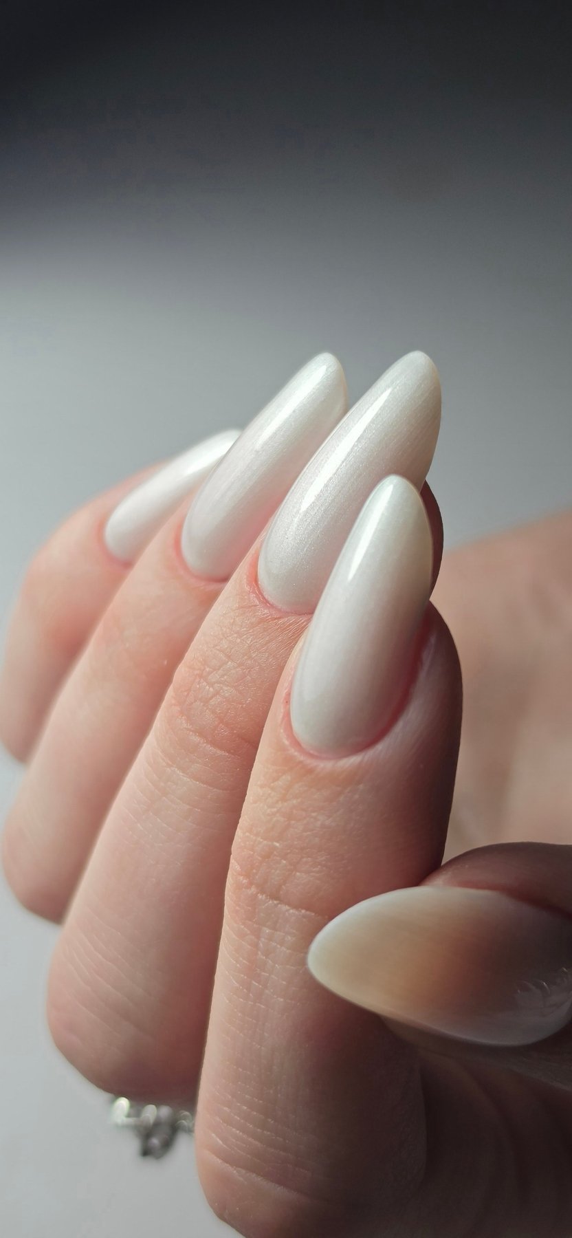 Pose du Gel Polish Diamond blanc nacré perlé sur ongles longs en amande
