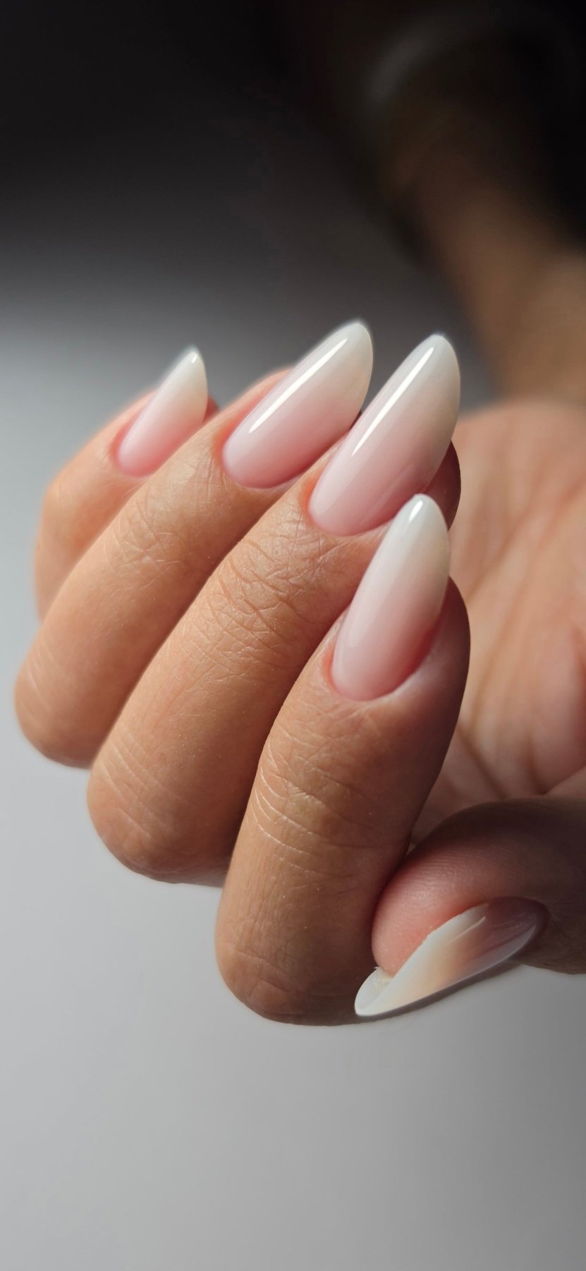 Extension babyboomer au gel Solid fiber Vanilla sur ongles amande longs, fondu blanc en bout