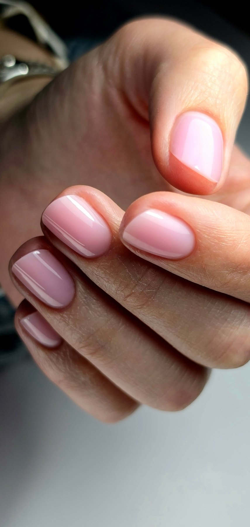 Gainage au gel Easy gel Lush sur ongles courts arrondis, dégradé de roses lumineux