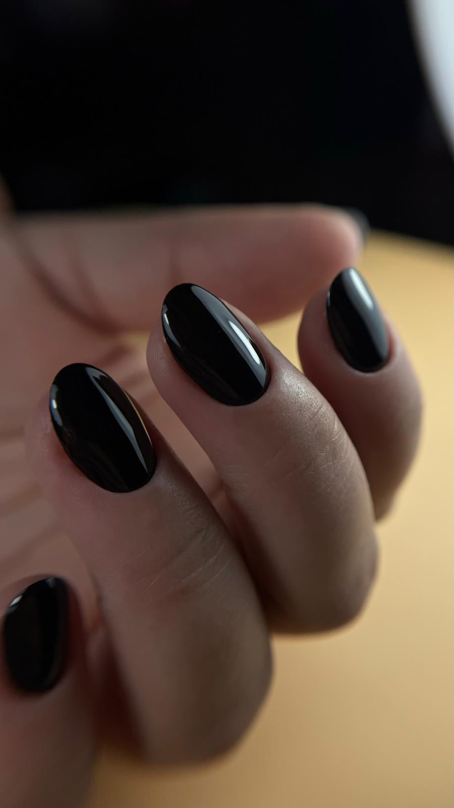 Pose du Gel Polish Black noir brillant sur ongles ovales courts