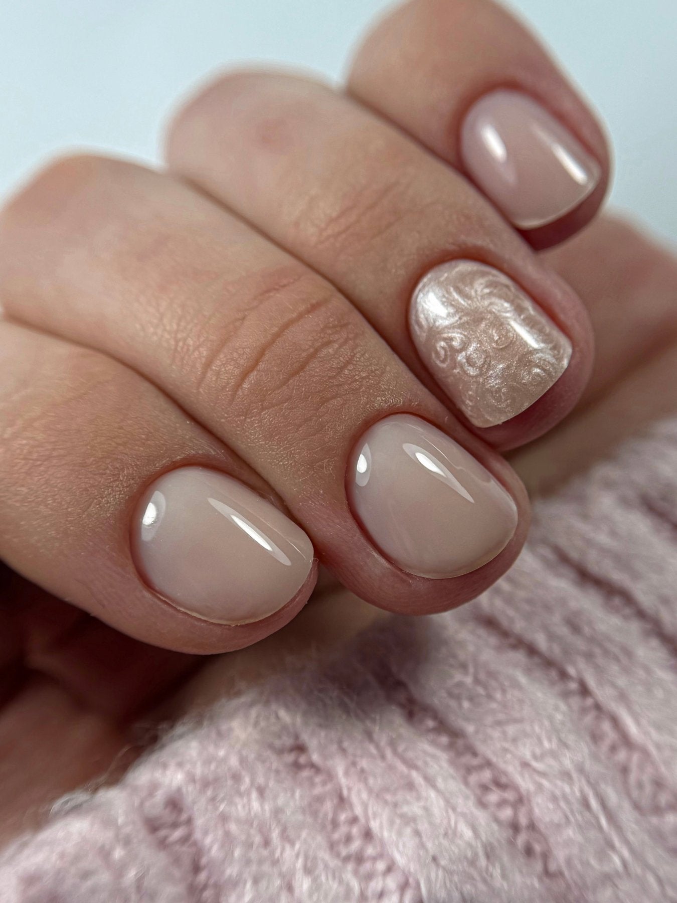 Ongles courts au gel Easy gel Toffee avec un accent nacré sculpté en relief sur l'annulaire