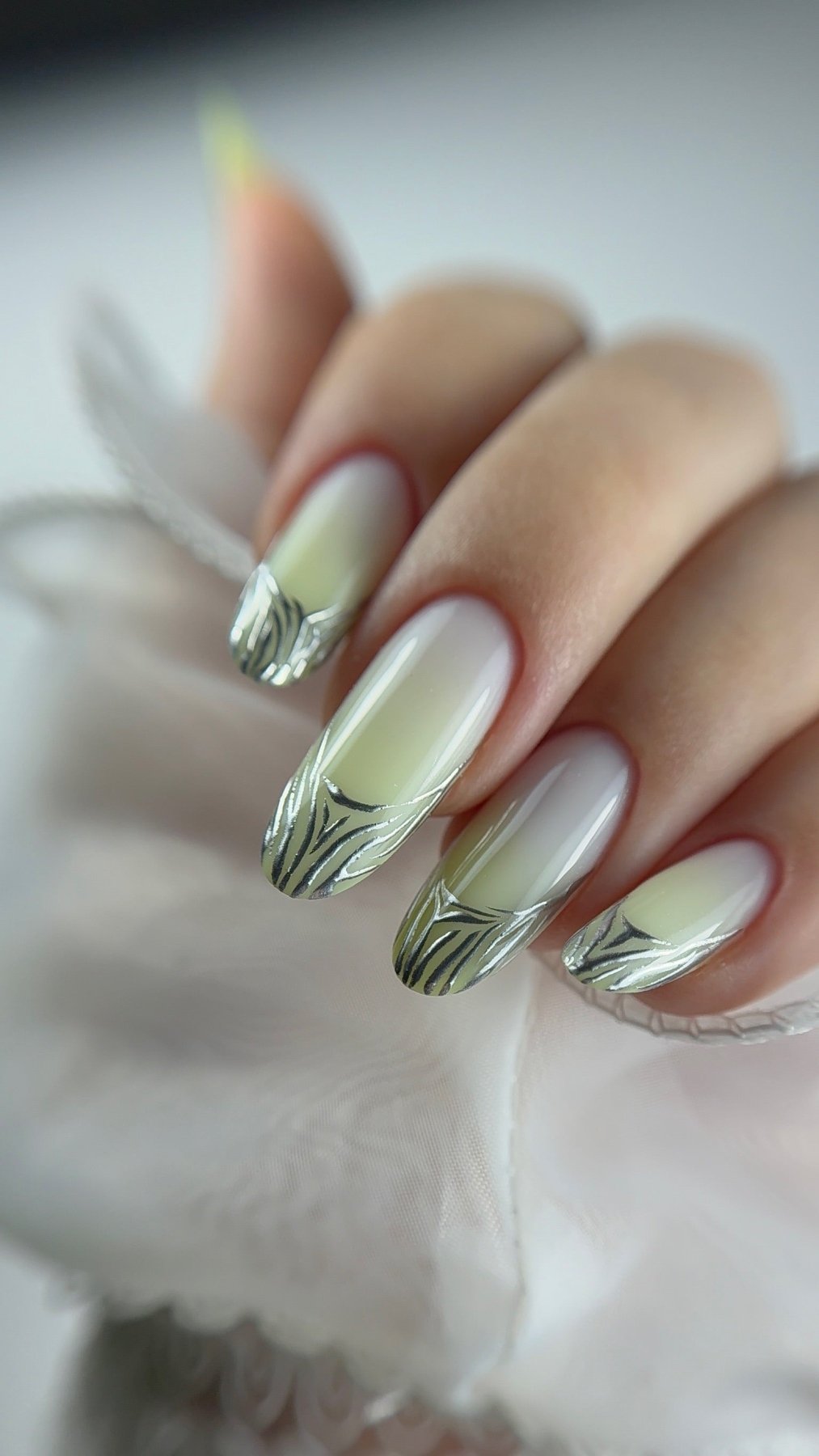 Nail art au Liquide Silver, motif zébré argenté effet miroir sur ongles amande nude