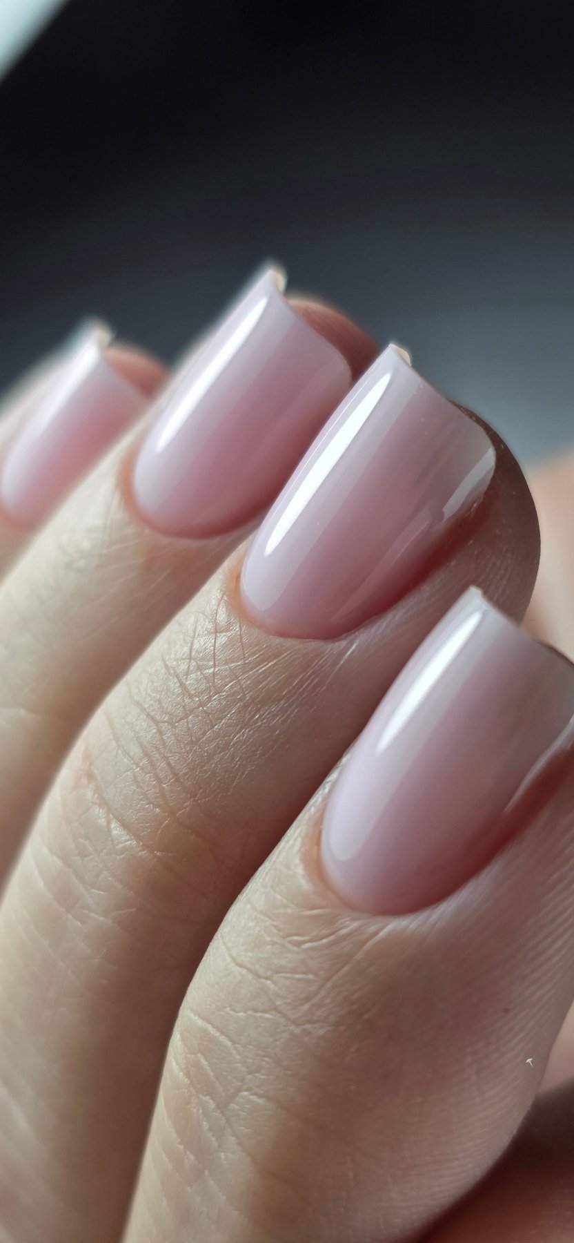 Gros plan des ongles carrés au gel Easy gel Cutie, rose pâle en lumière froide