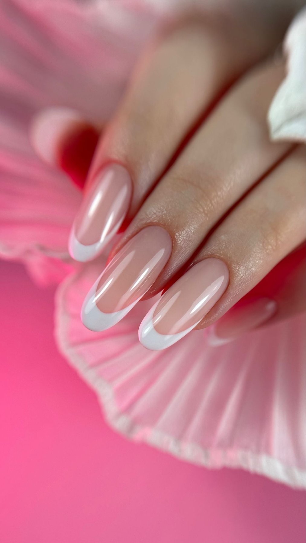 Ongles ovales en french blanche scellés au Top coat Second Skin 04, fond rose et éventail