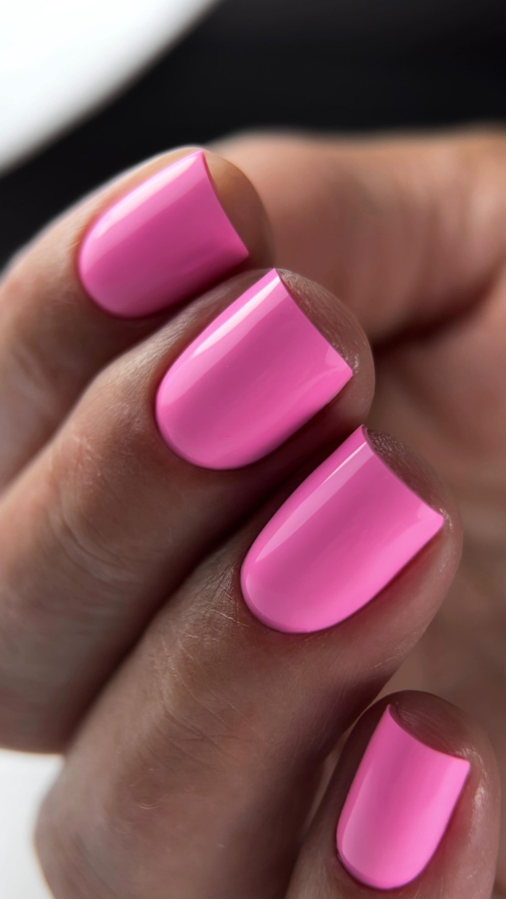 Pose du Gel Polish Bikini rose barbe à papa sur ongles carrés courts, finition brillante