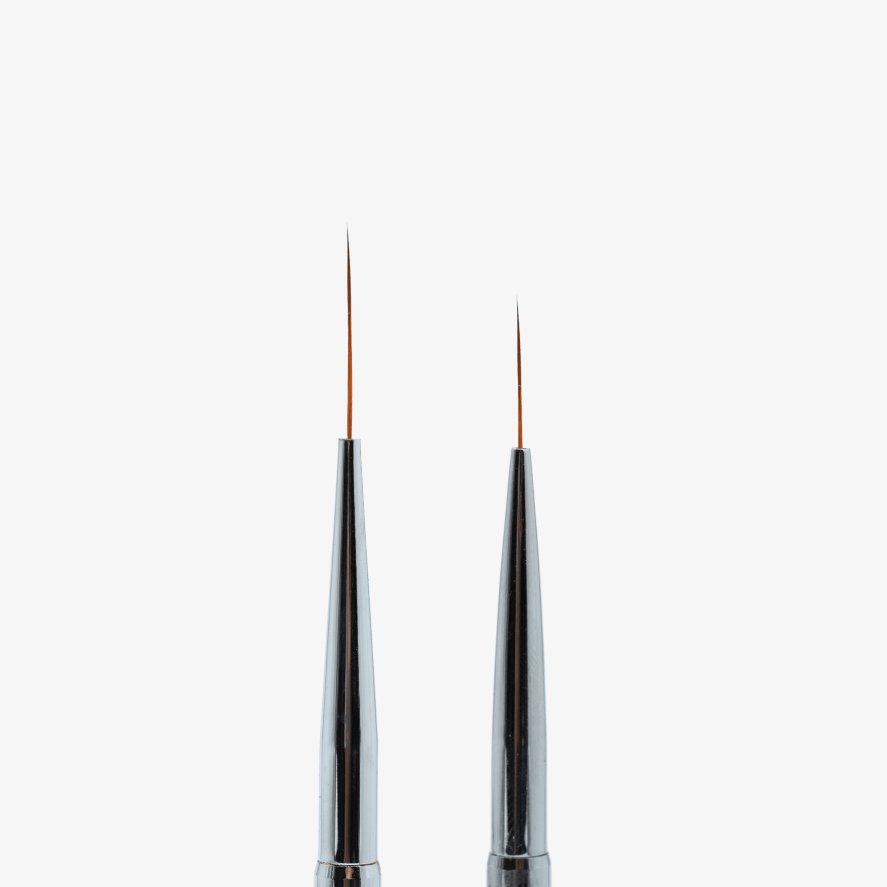 Deux liners très allongés du Nail art brush spécial french 3/4 montés sur manche conique