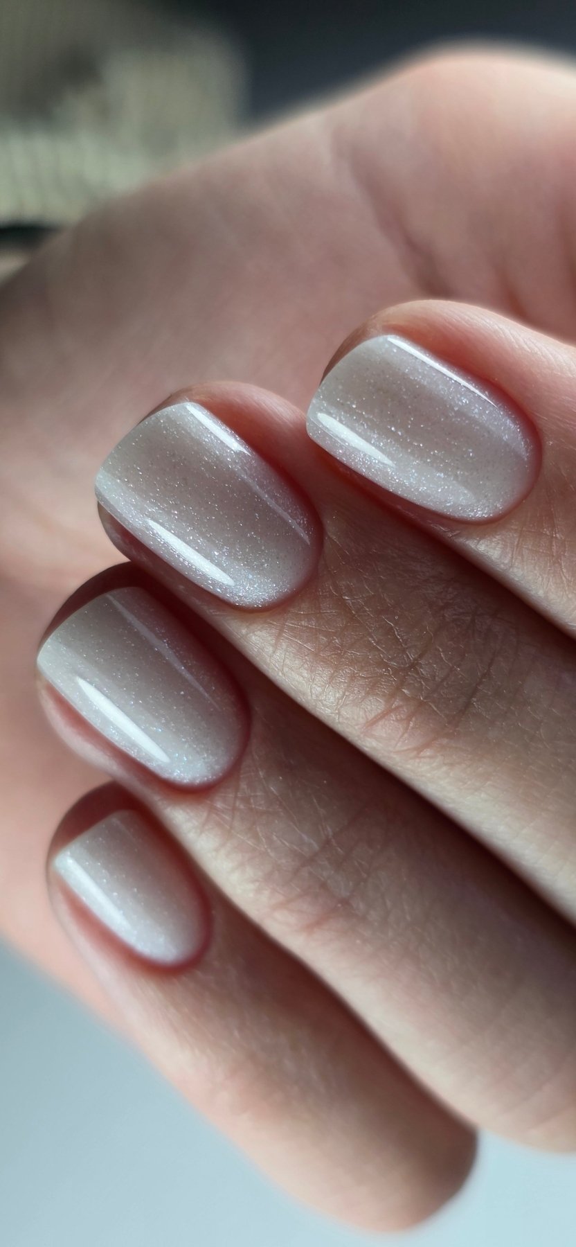 Main fermée aux ongles carrés au gel Solid fiber milky shine, reflets nacrés et paillettes