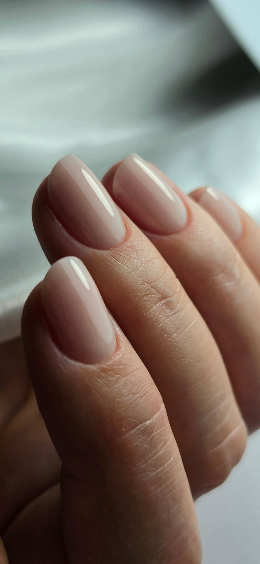 Gainage au gel Easy gel Toffee sur ongles courts ovales, rendu nude laiteux très brillant