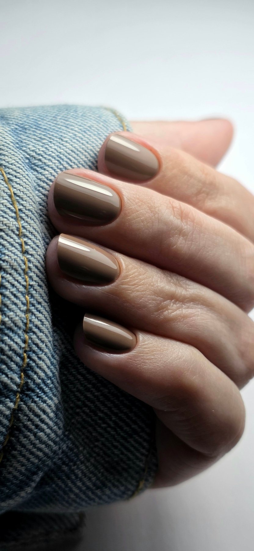 Pose du Gel Polish Coffee marron caramel sur ongles ovales courts, manche en jean