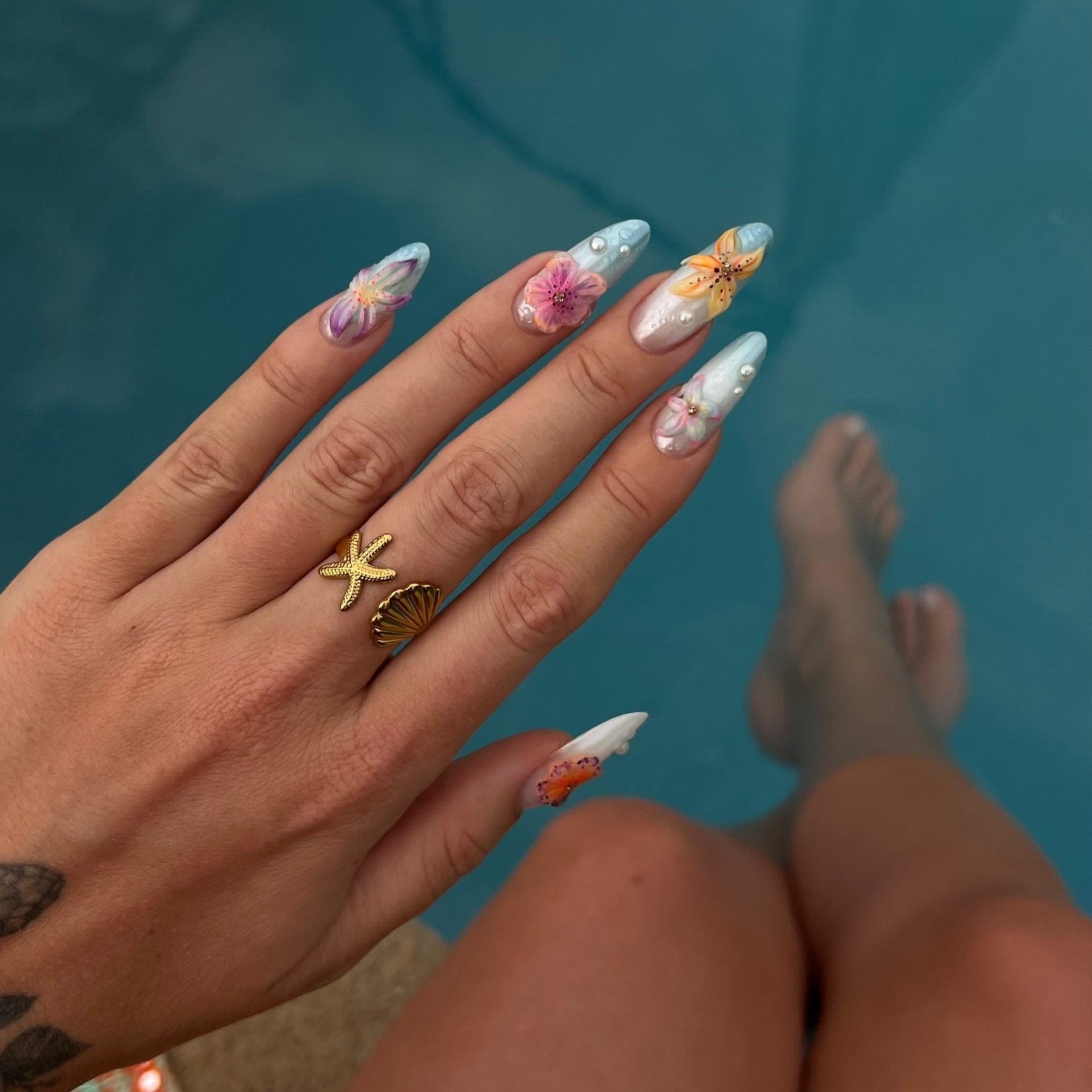 Nail art floral en relief 3D sur ongles amande, motifs sculptés au gel Jelly 3D NAILS FRS