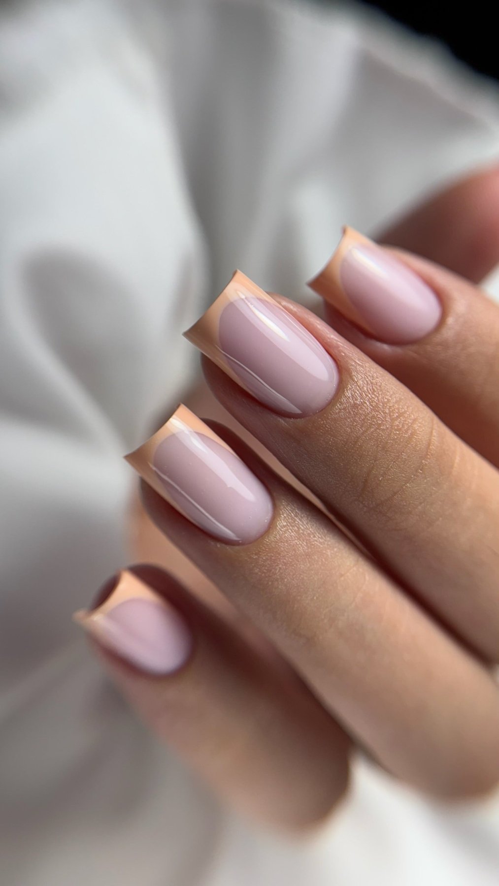 French pêche au gel Easy gel Baby sur ongles carrés, base rose laiteux