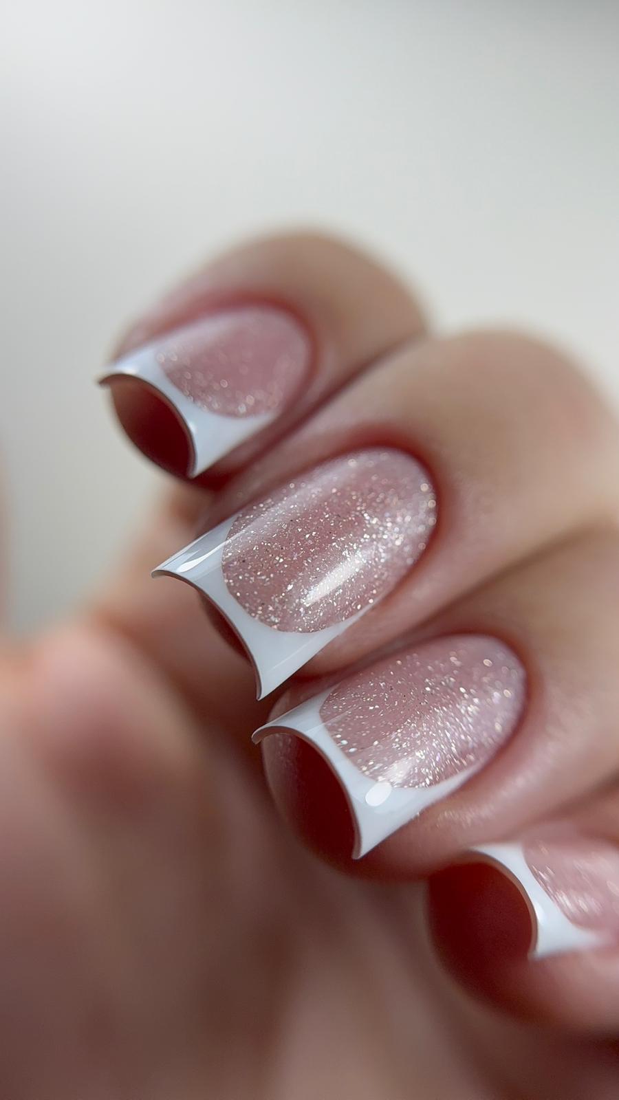 Cloud base Manon rosée pailletée sous une french blanche, ongles carrés courts
