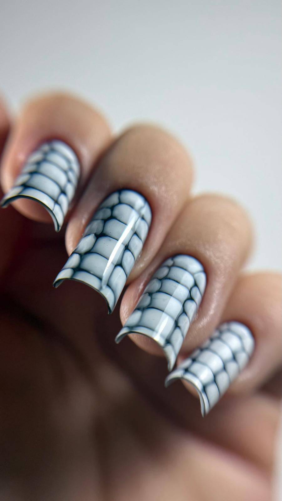 Motif écailles bleues obtenu au Blooming Gel NAILS FRS sur de longs ongles carrés