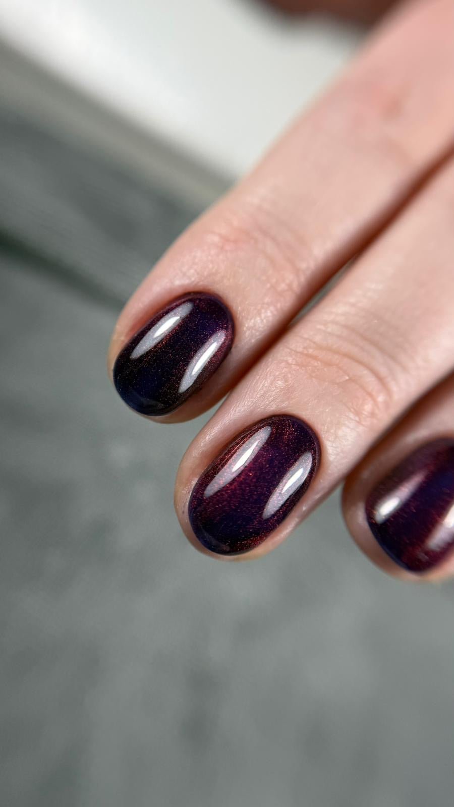 Pose du Gel Polish Cat Blood, effet cat eye bordeaux presque noir sur ongles courts ovales