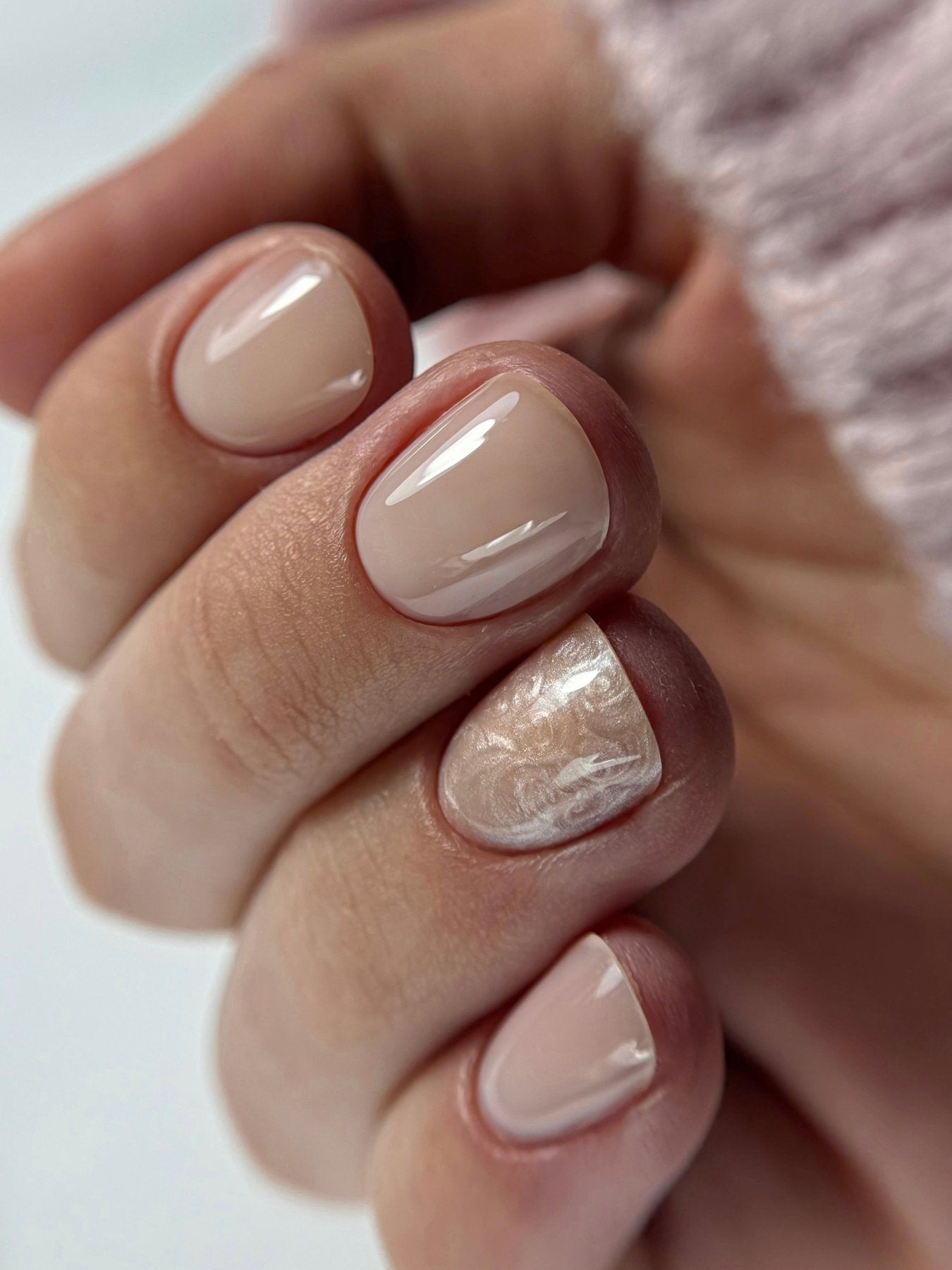 Ongles courts ovales gainés au gel Easy gel Toffee, nude beige avec un accent nacré marbré