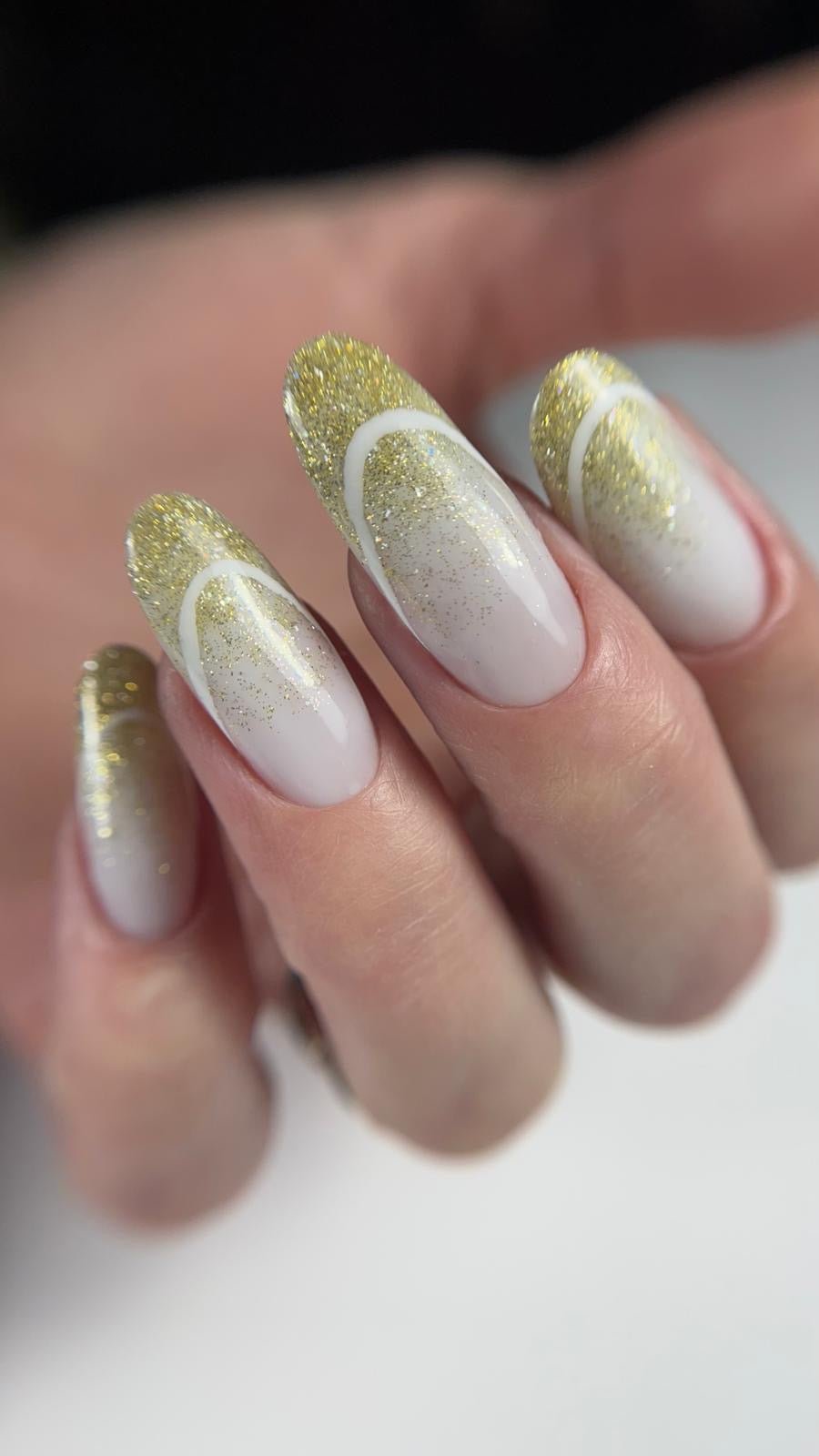 Nail art french dorée pailletée au Gel Polish Lynx sur ongles longs en amande