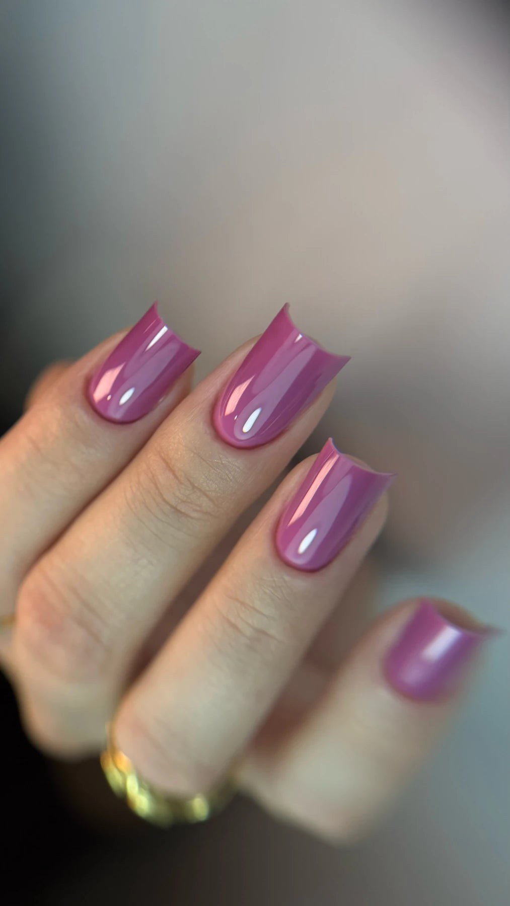 Pose du Gel Polish Birthday rose orchidée nacré sur ongles carrés, bague dorée au doigt
