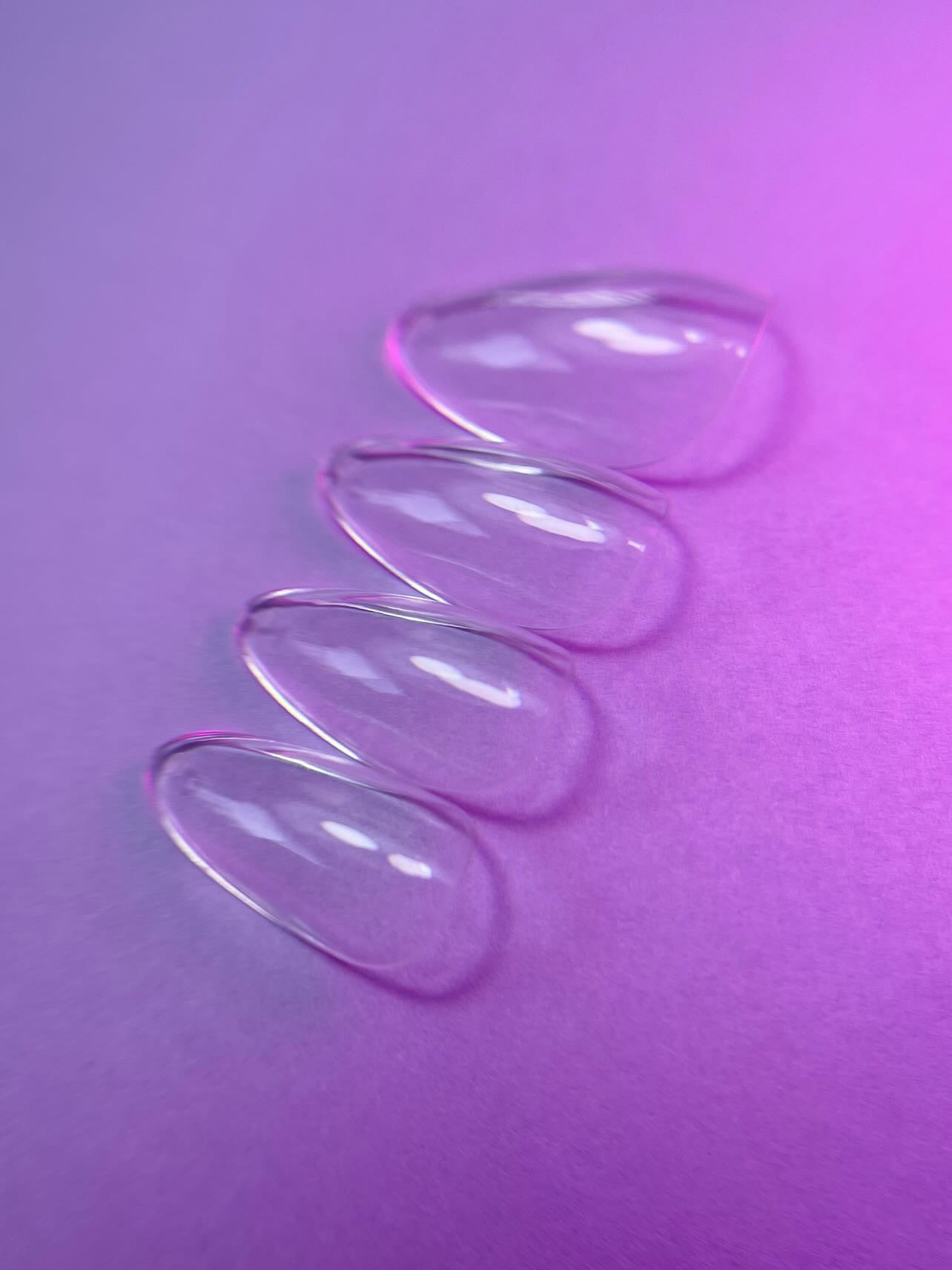Capsules américaines amande courte natural transparentes posées à plat