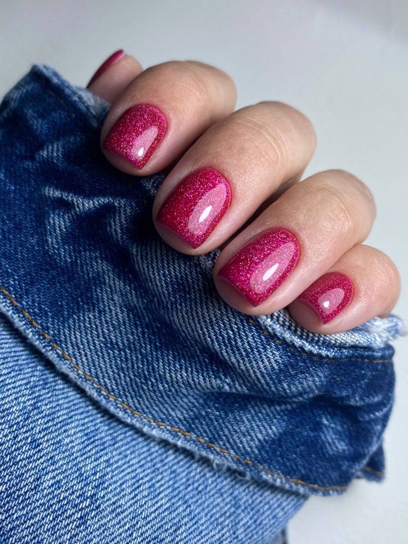 Pose du Gel Polish Crush framboise pailleté sur ongles courts carrés, manchette en jean