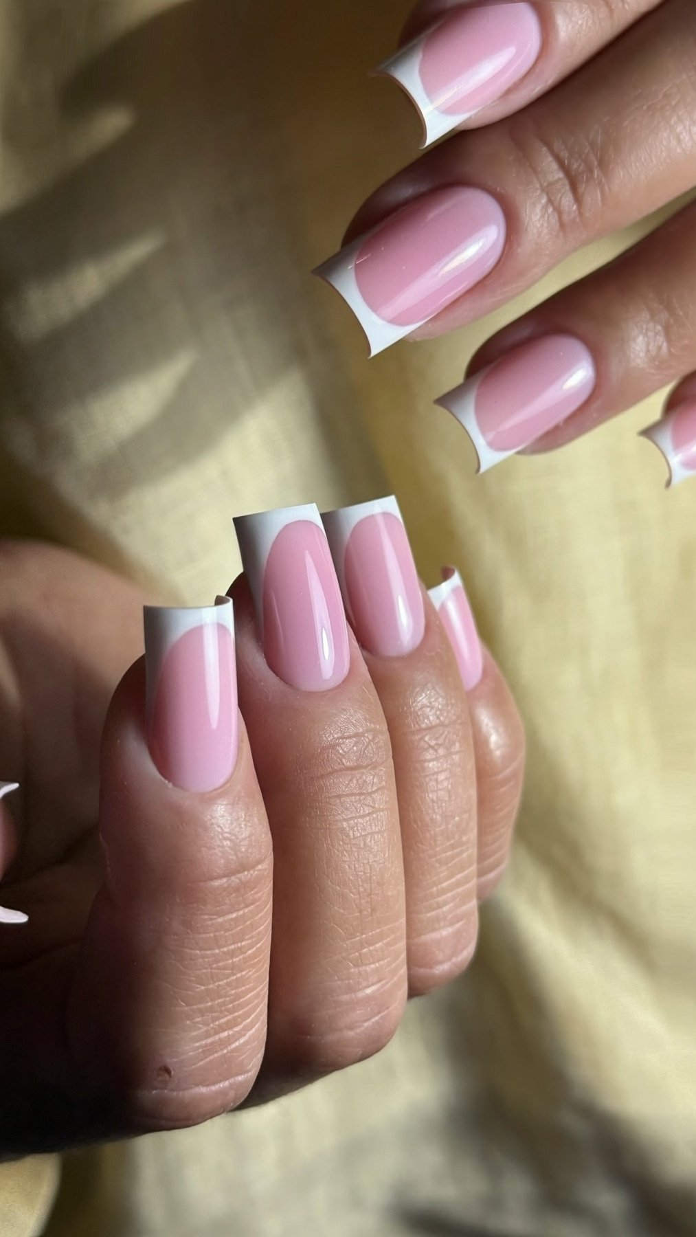 French blanche au gel Easy gel Lush sur ongles carrés longs, base rose bonbon