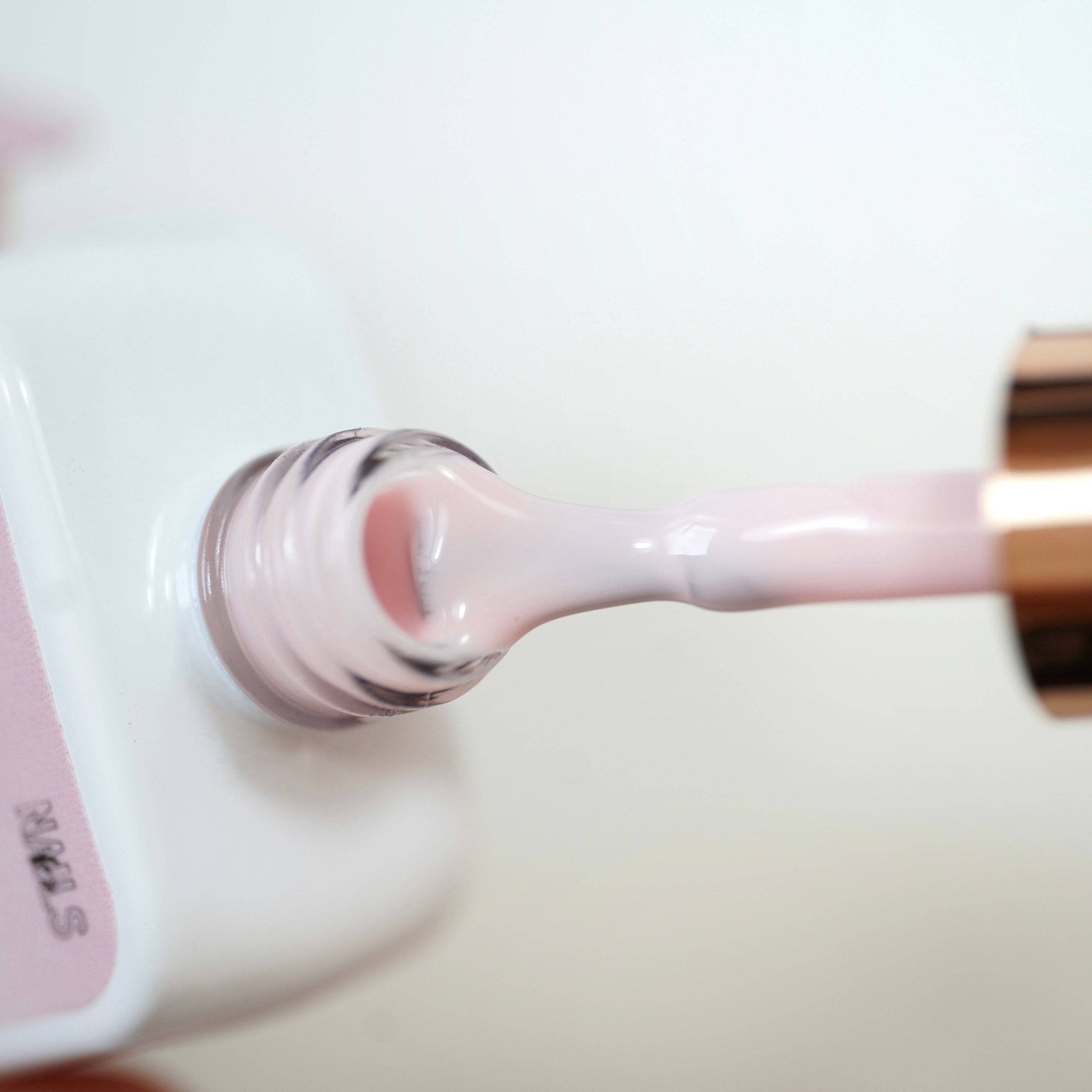 Pinceau et goulot de la Cloud base Mia, texture souple rose nude laiteux