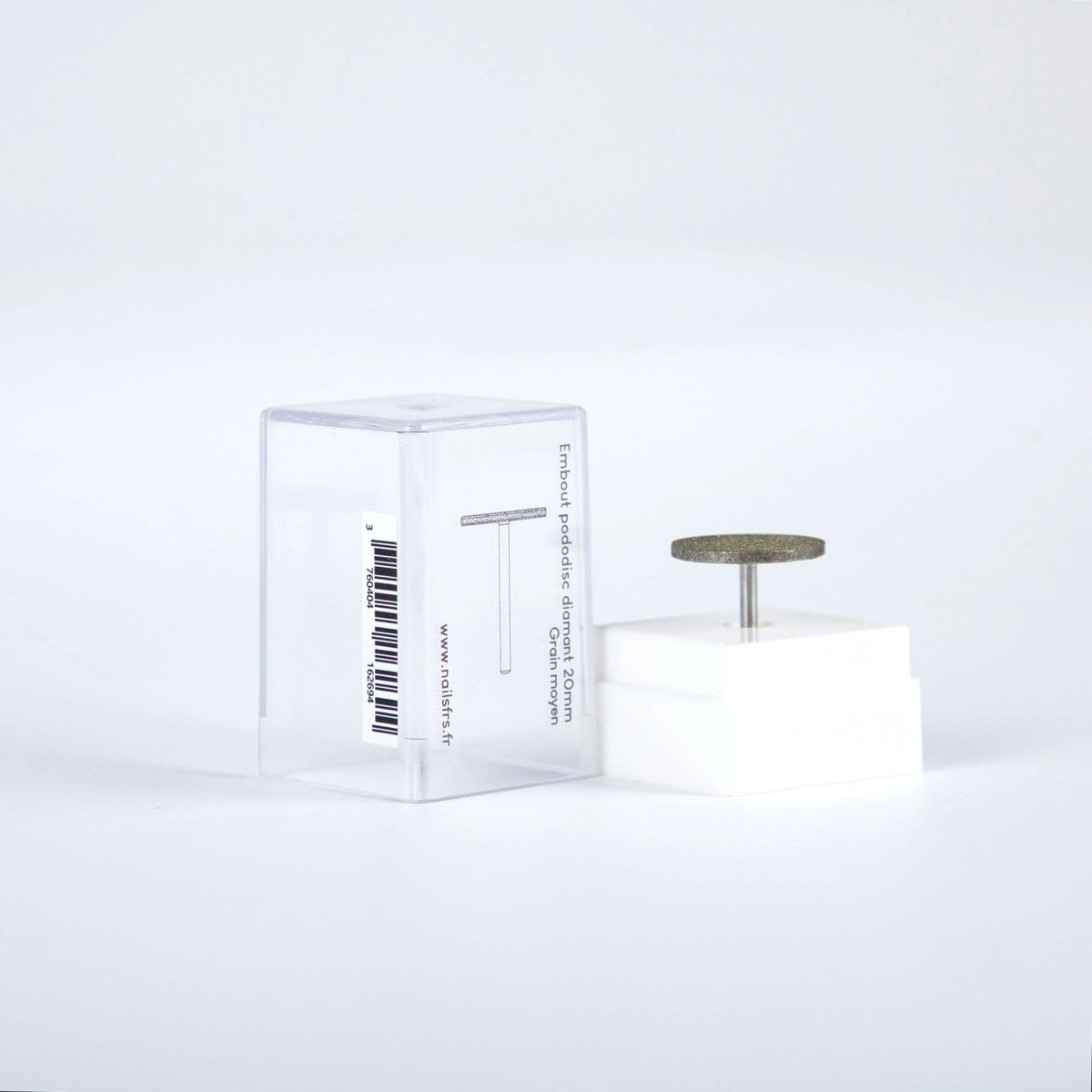 Embout pododisc diamant 20mm sur son socle, à côté de sa boîte transparente grain moyen