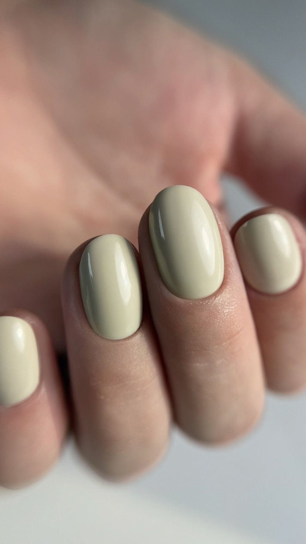 Pose du Gel Polish Petal blanc crème sur ongles courts ovales