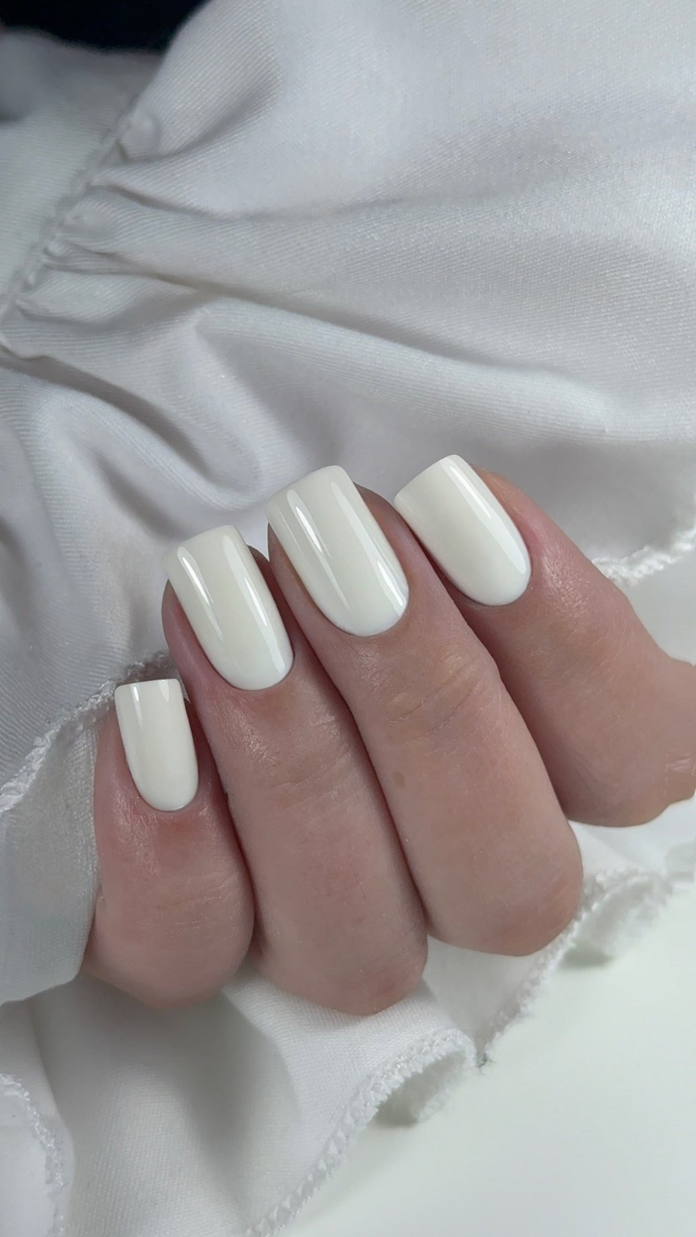 Manucure Gel Polish Yes blanc laiteux sur ongles carrés courts
