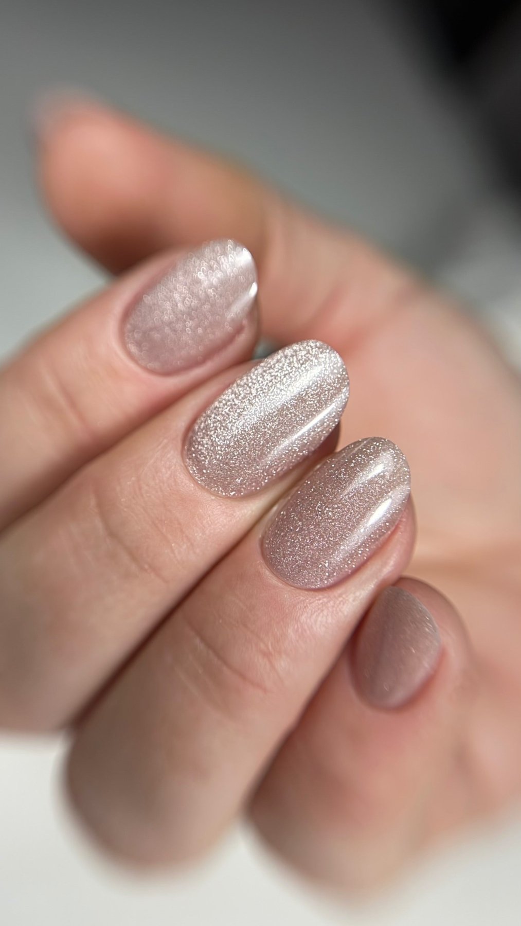 Pose du Gel Polish Mr & Mrs rose nude pailleté sur ongles ovales courts