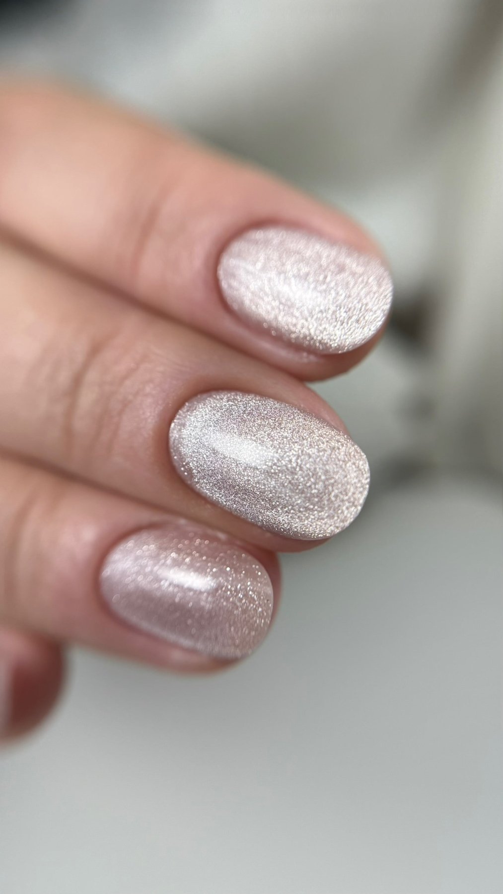 Gros plan de l'effet cat eye du Gel Polish Mr & Mrs, raie lumineuse sur rose nude