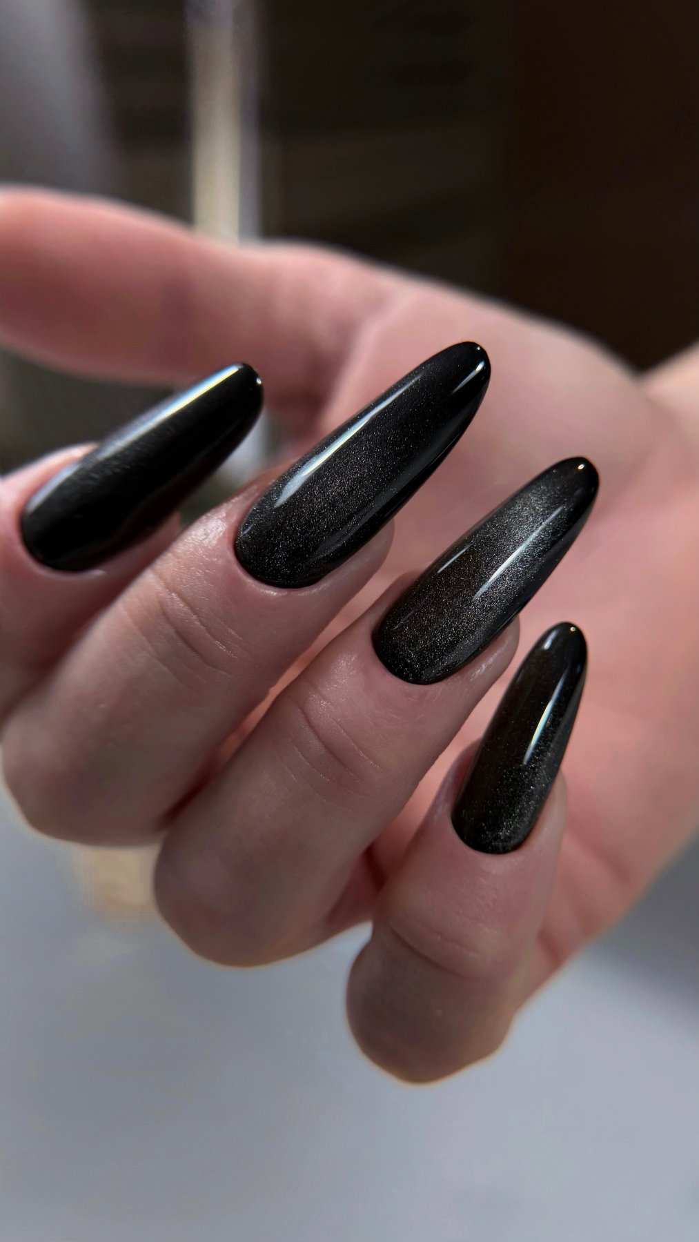 Pose du Gel Polish Polar Night cat eye noir sur ongles longs en amande