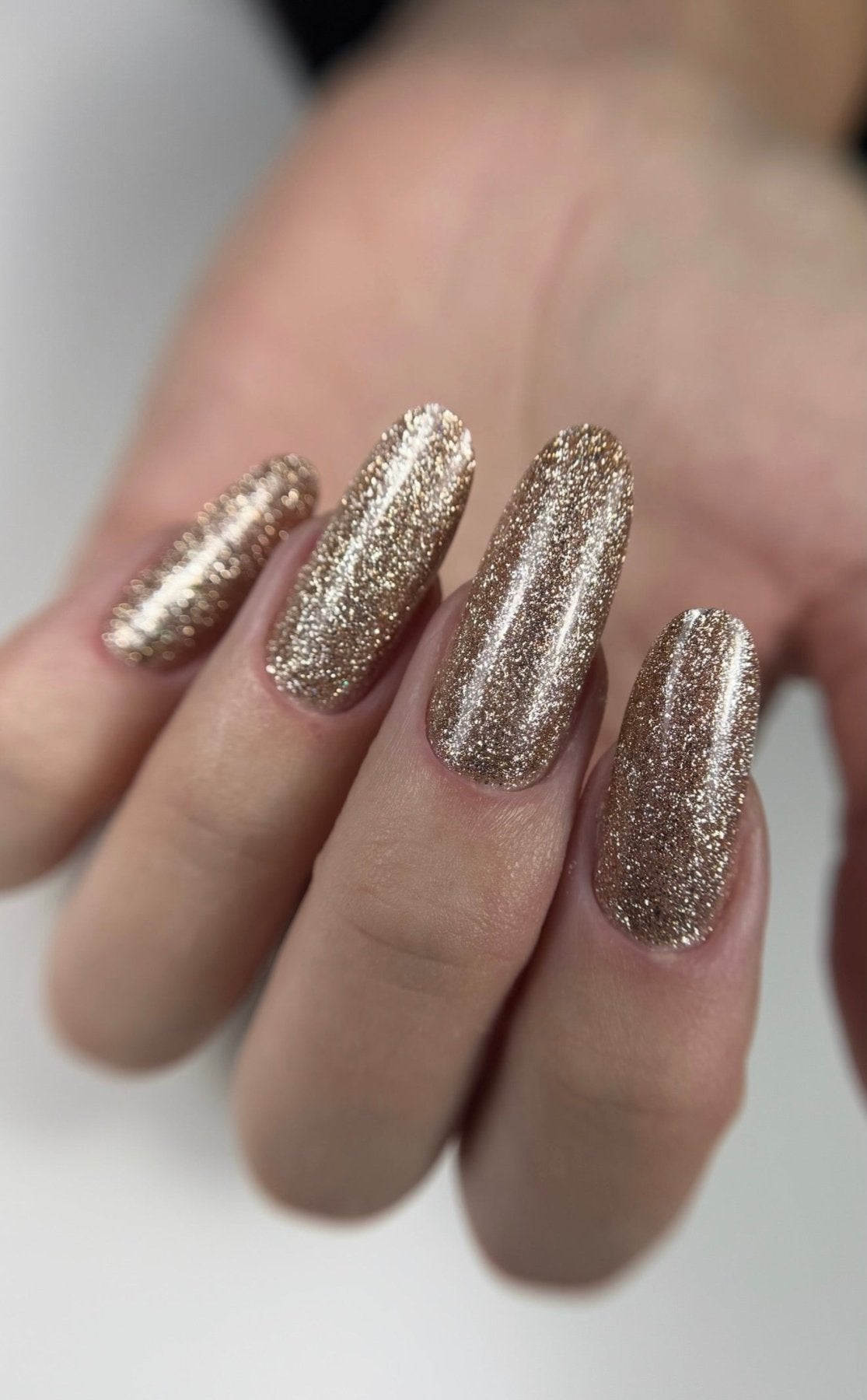 Pose du Gel Polish Champagne doré pailleté sur ongles longs en amande