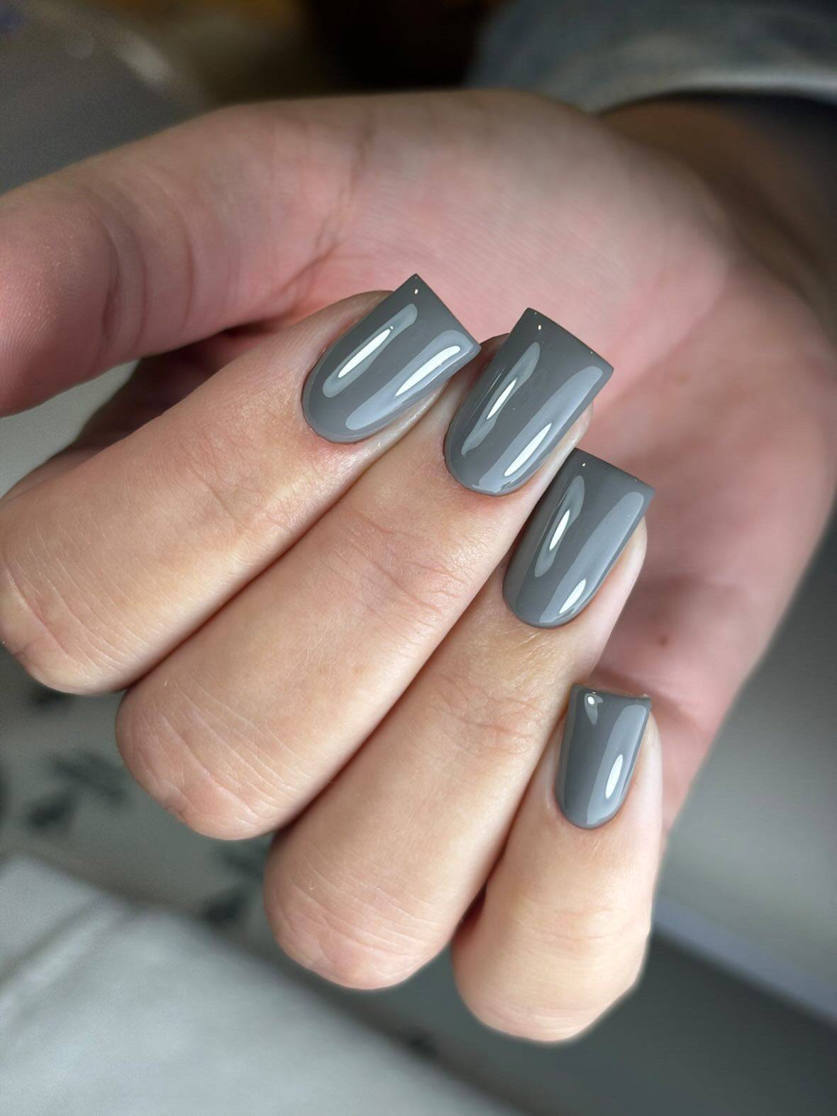 Pose du Gel Polish October gris sur ongles carrés
