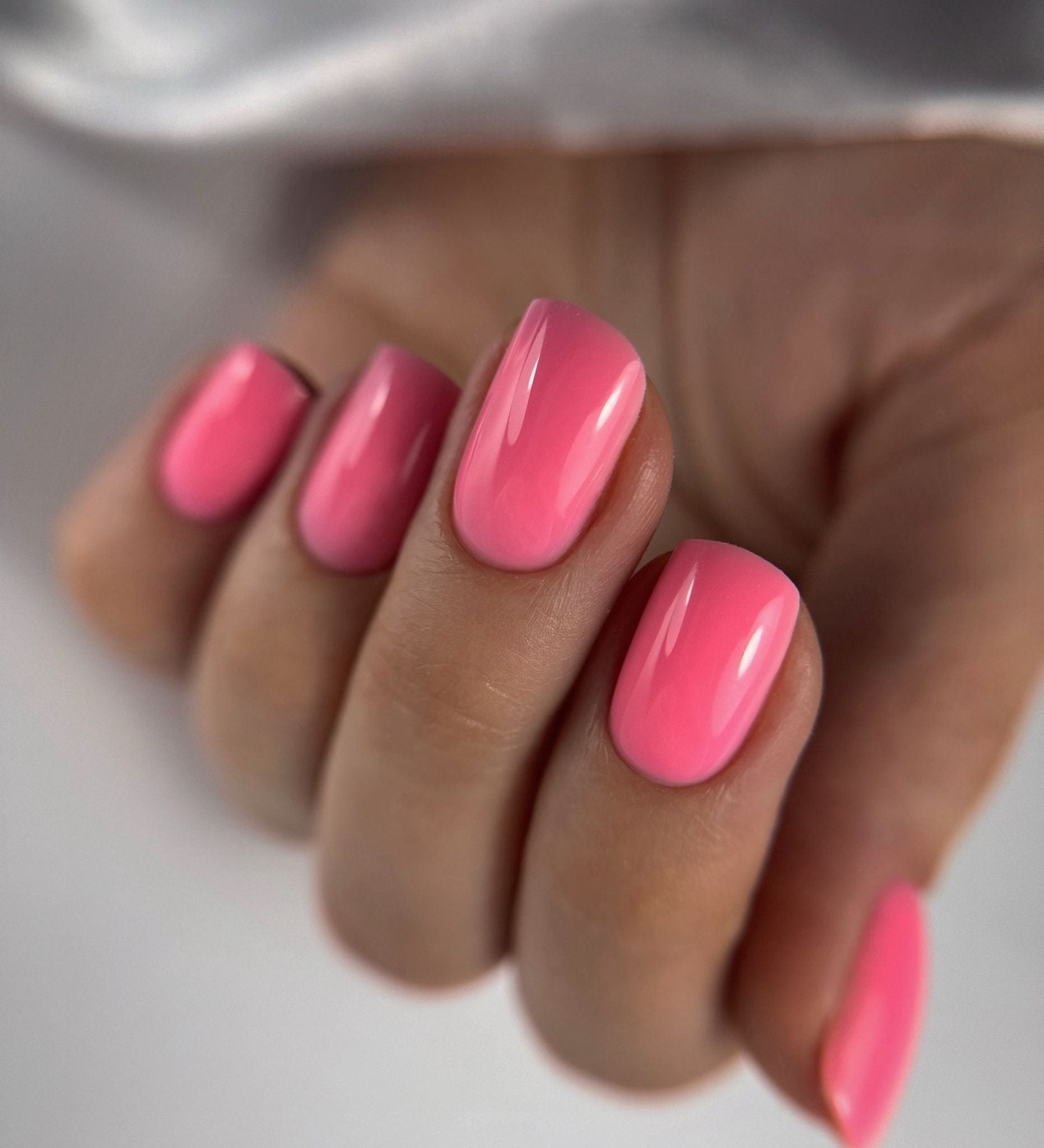 Ongles courts arrondis au gel Easy gel Pink flamingo, rose vif brillant sur satin blanc