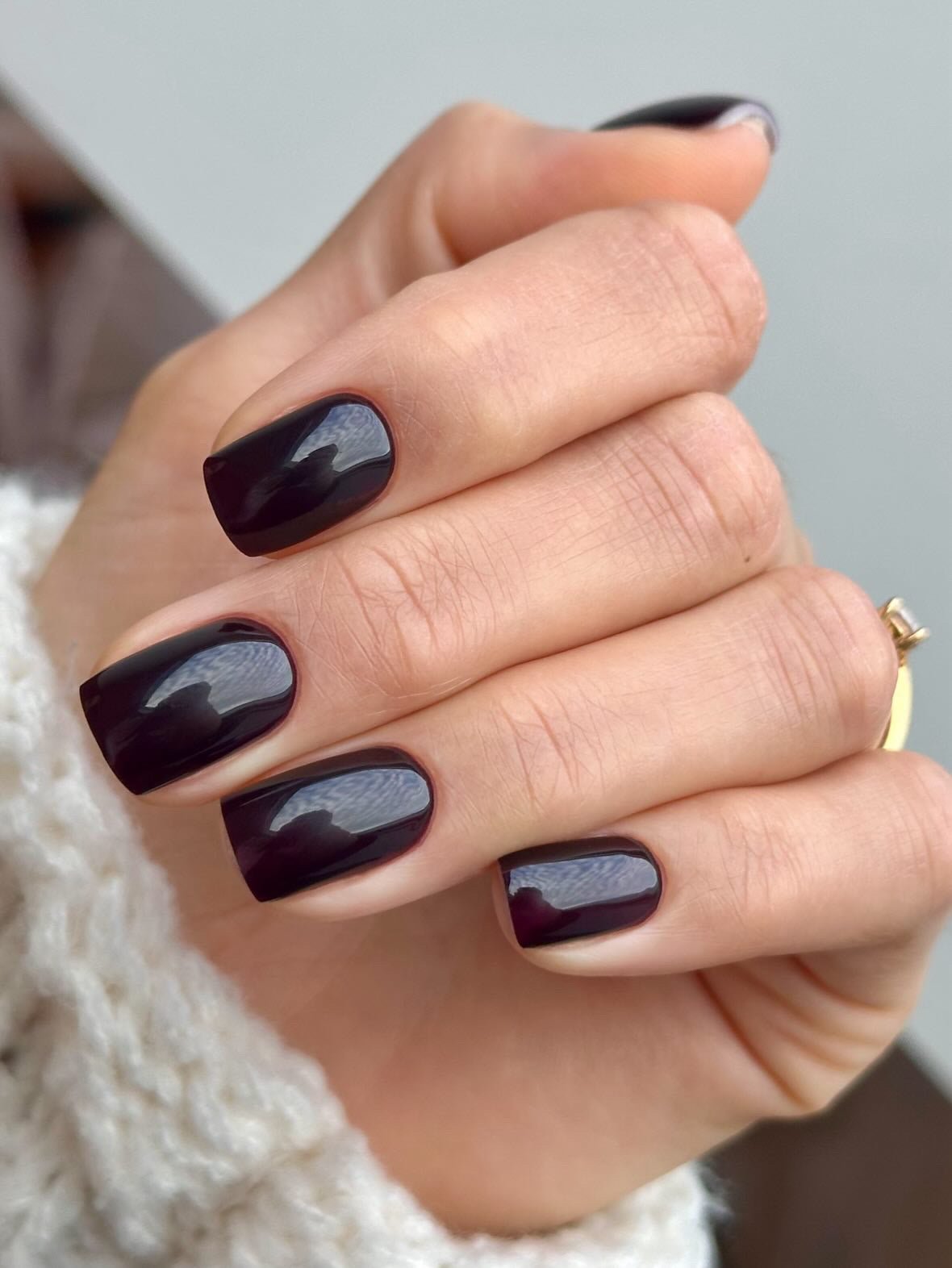 Pose du Gel Polish Robusta bordeaux profond sur ongles carrés courts, bague dorée
