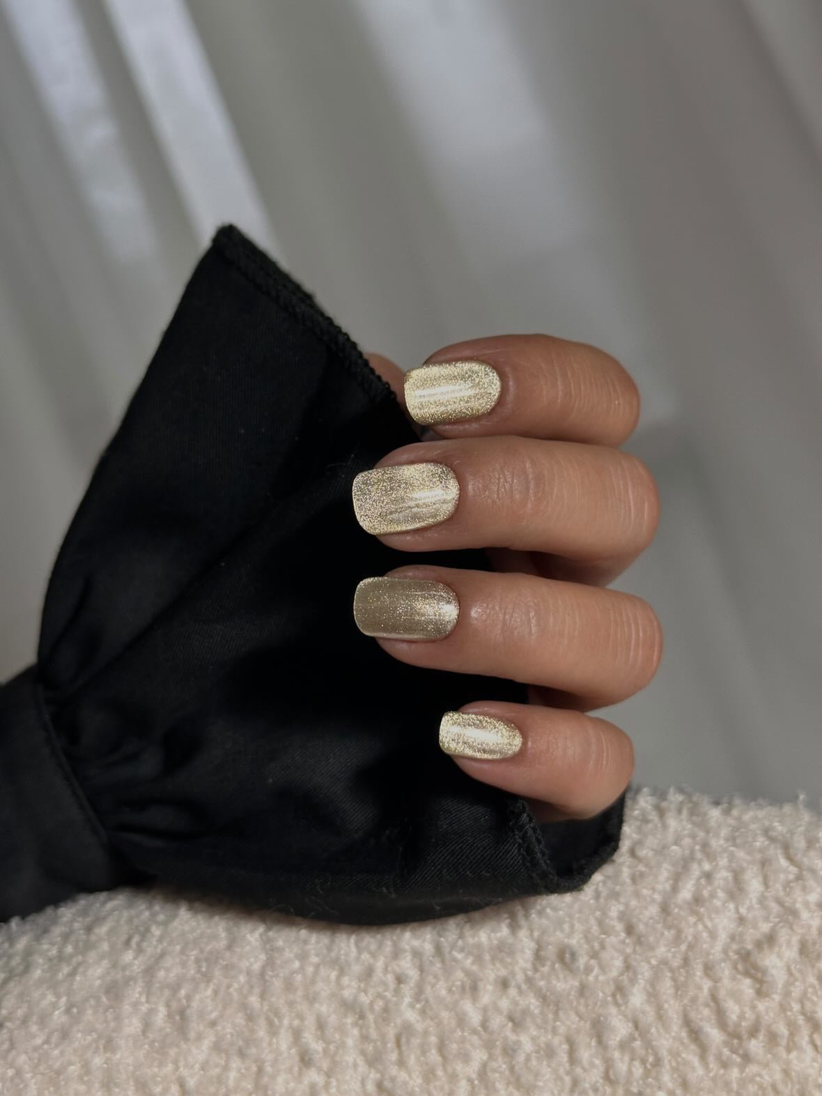 Pose du Gel Polish Mahalo doré cat eye sur ongles carrés courts, tissu noir satiné