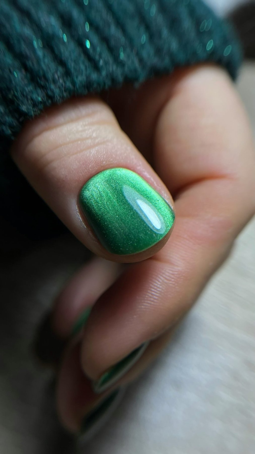 Gros plan du Gel Polish Midnight Green, reflet nacré vert émeraude sur ongle court arrondi