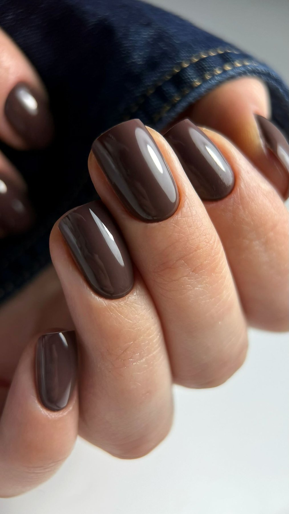 Pose du Gel Polish Mocha marron moka sur ongles carrés courts, fond en jean brut