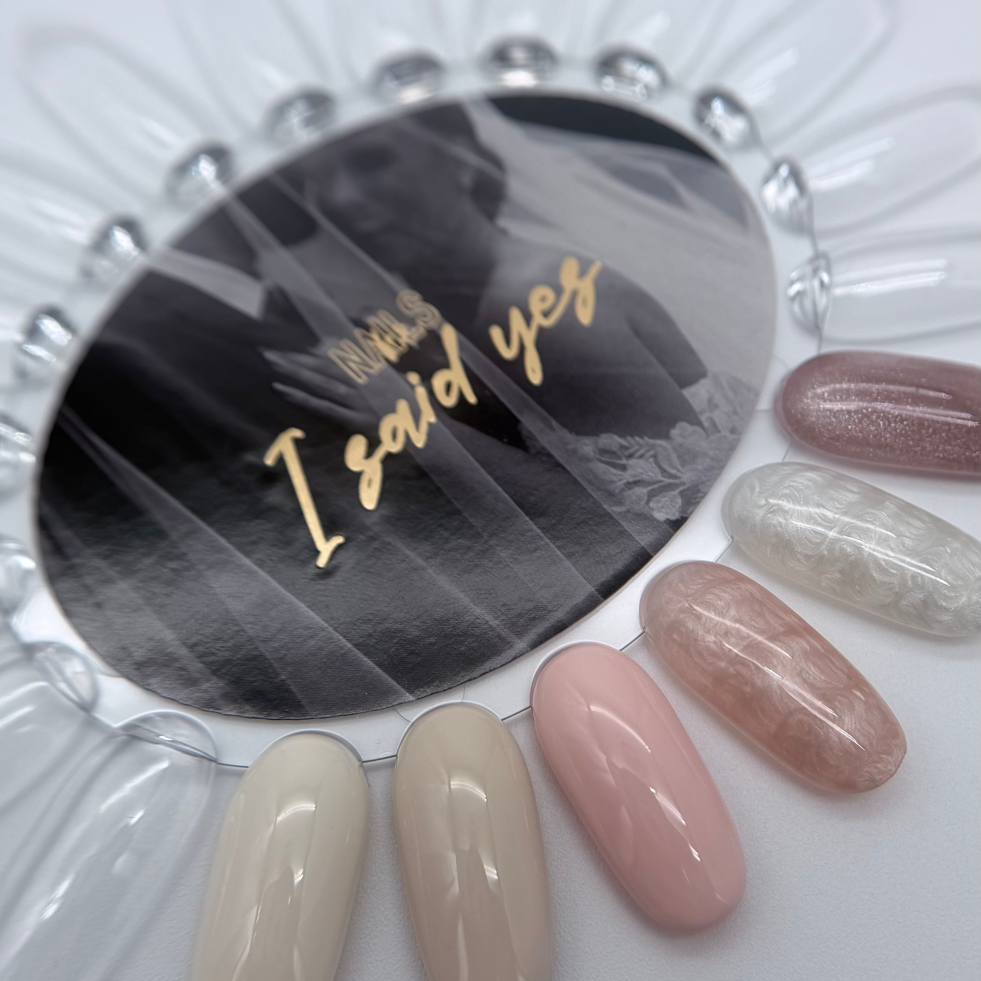 Nuancier rond de la collection mariage I said yes — teintes nude, rosées et pailletées