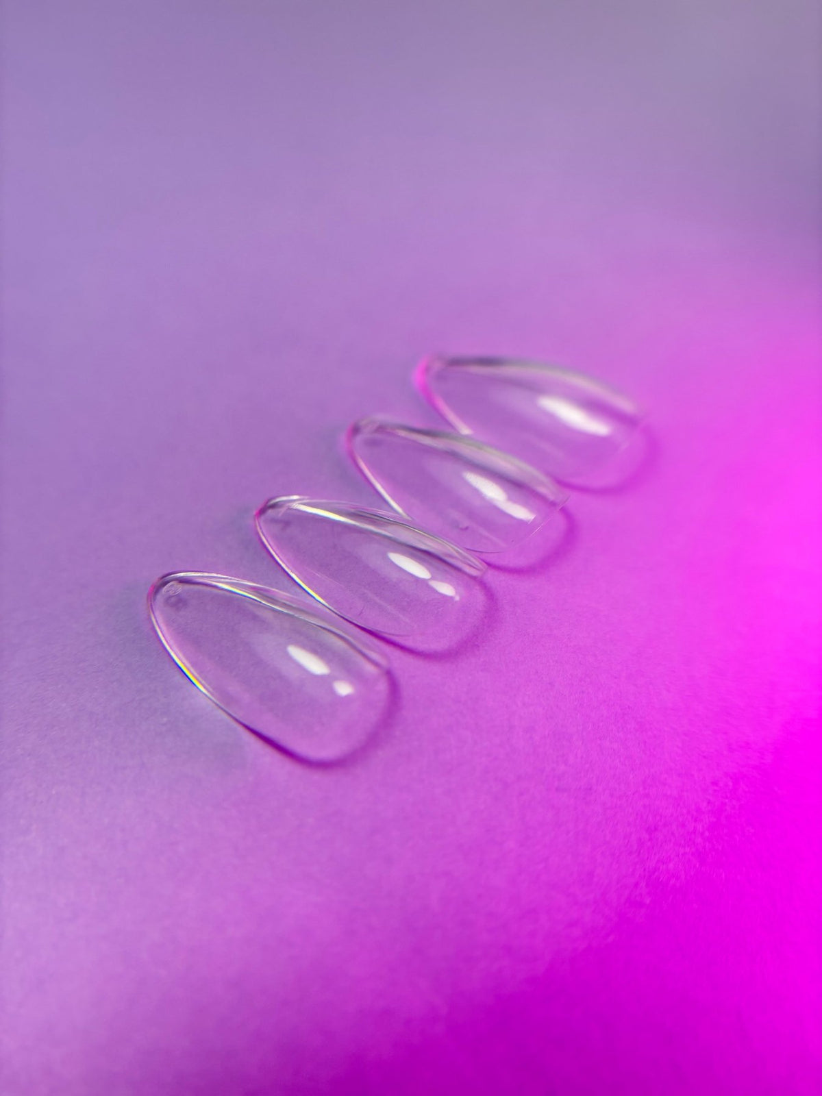 Capsules américaines amande courte transparentes posées à plat