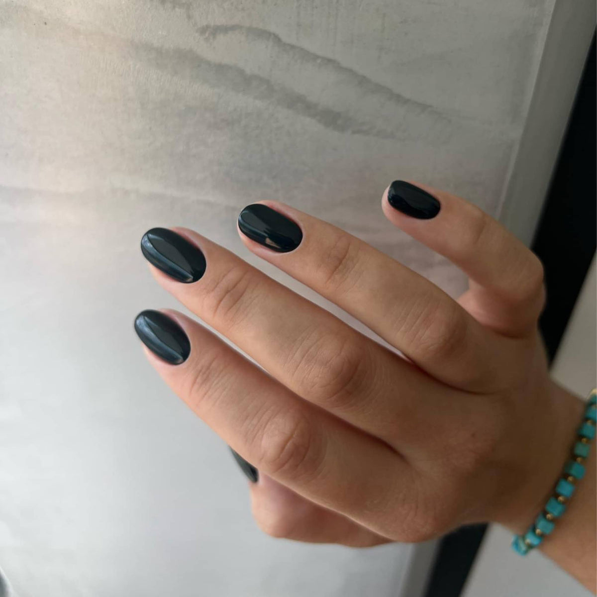 Pose du Gel Polish Night gris anthracite sur ongles courts arrondis