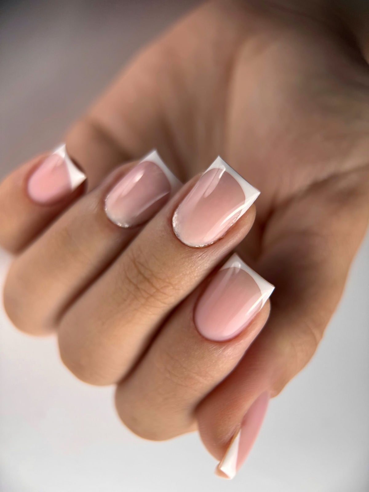 French blanche pailletée à la ligne de sourire, base au gel Easy gel Nude sur ongles carrés