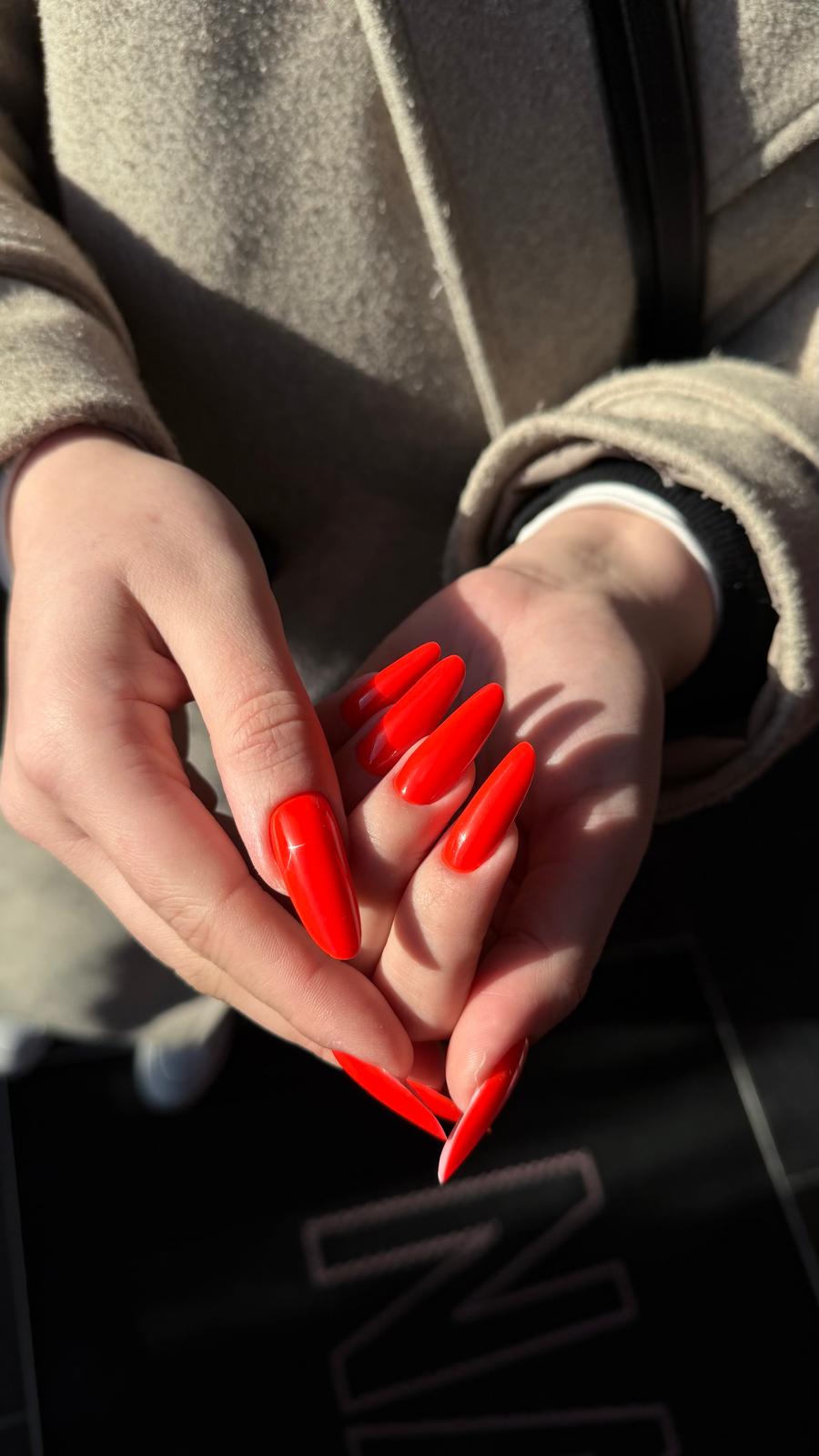 Ongles longs en amande vernis Gel Polish Sol do amor rouge vif, en extérieur au soleil