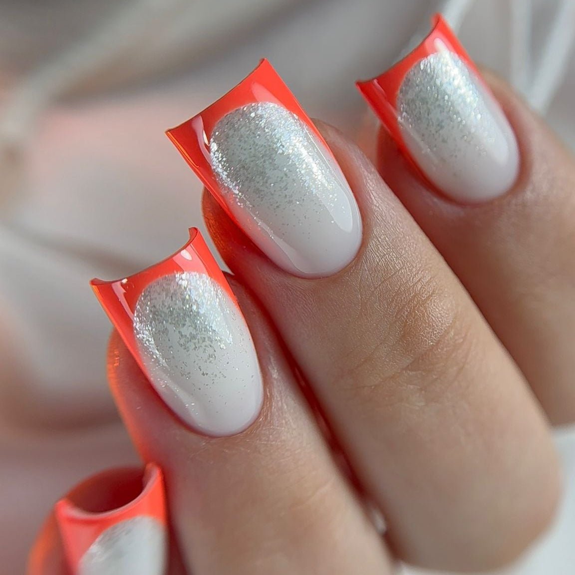 Ocean Crystal 05 posé sur ongles carrés : voile argenté pailleté et french corail fluo